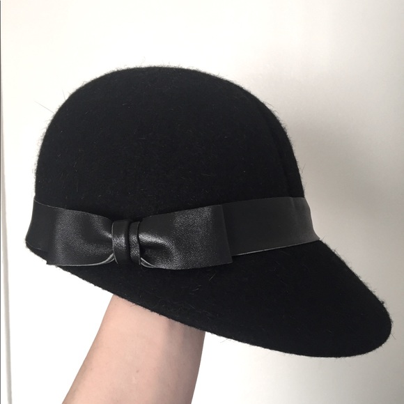 Badgley Mischka Accessories - Badgley Mischka Black Wool Cap w/Leather Bow